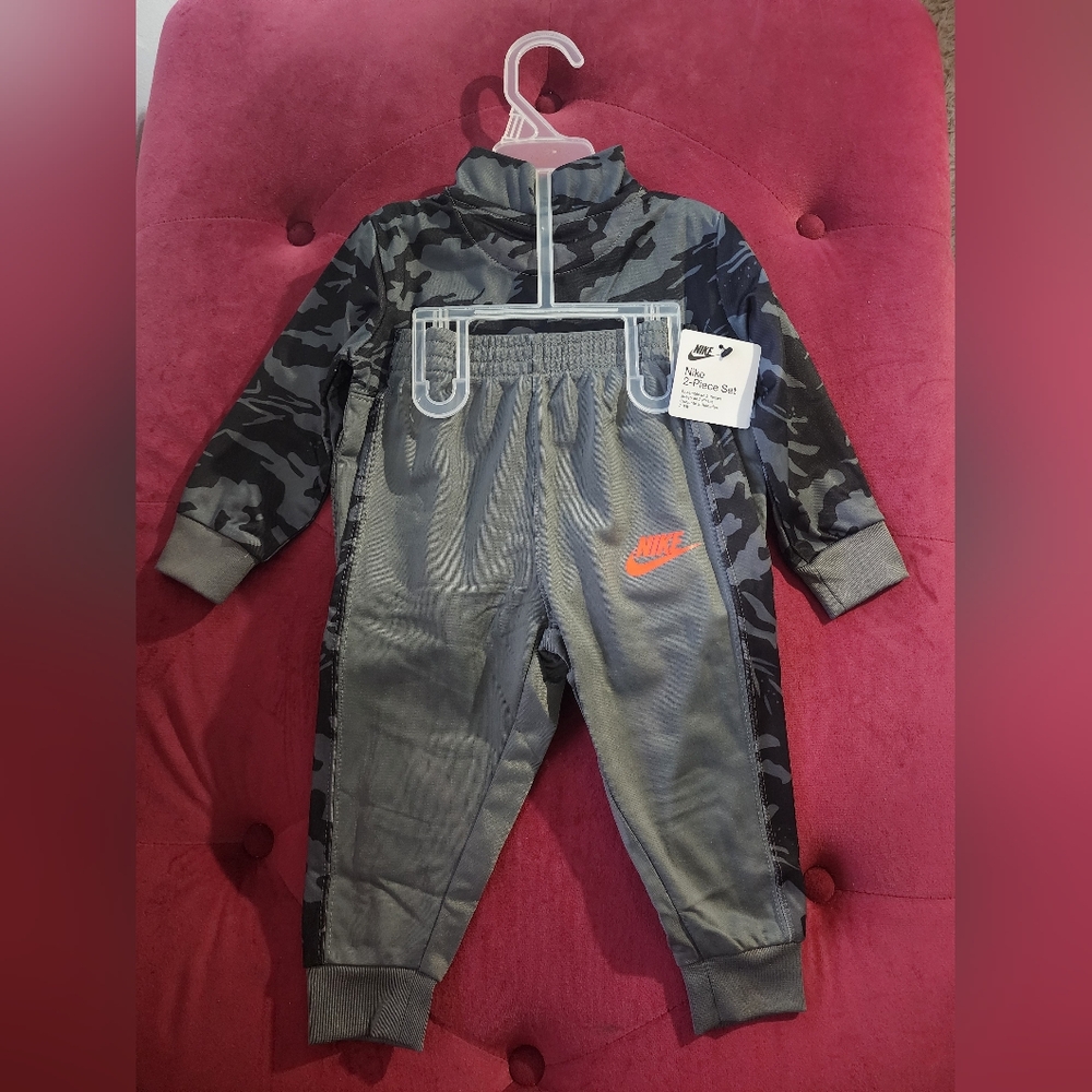 Nike Kids Gray and Black Tracksuit 12 Mths - Picture 3 of 4